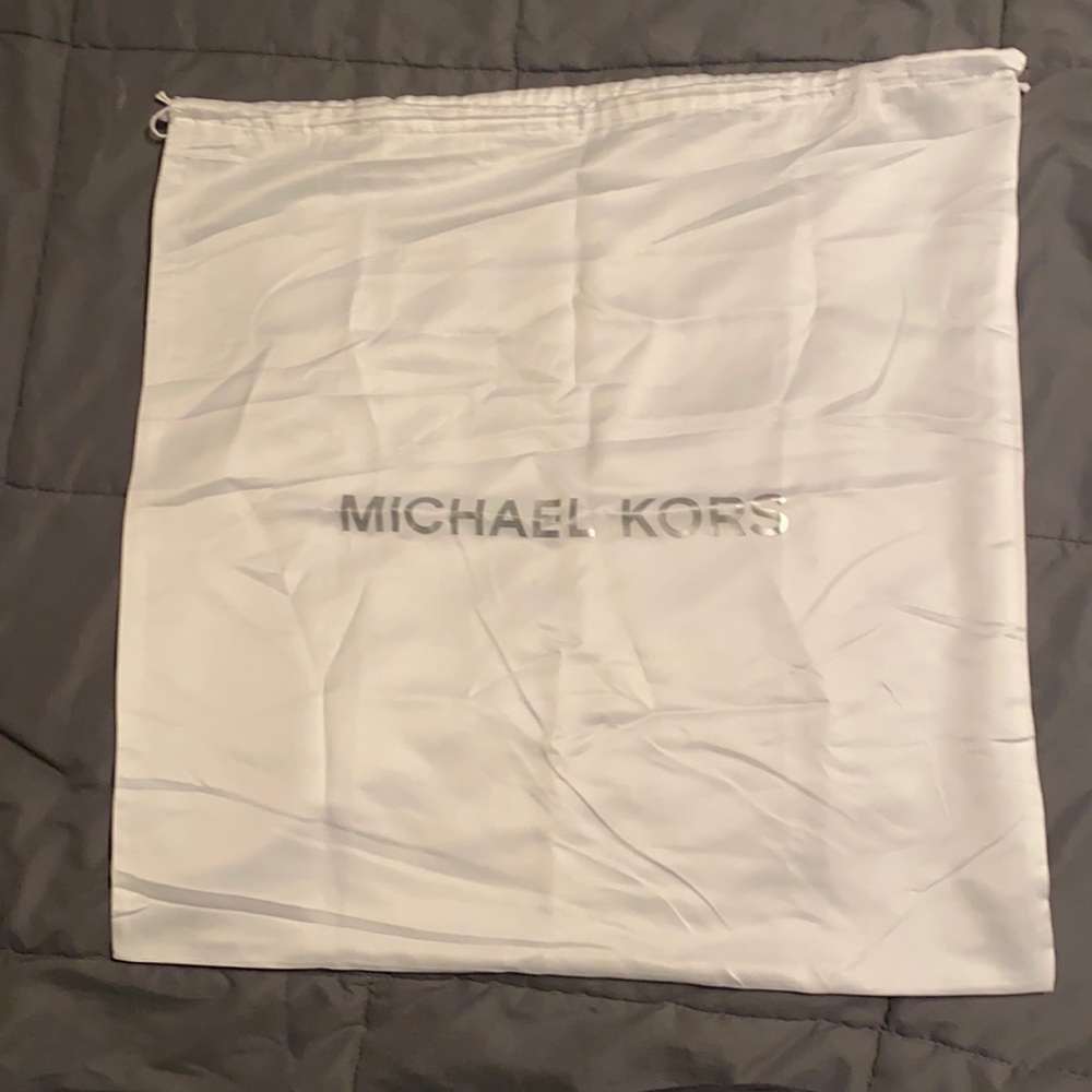 Brand new. Never Used. No stains. Wrinkly because it’s silk.